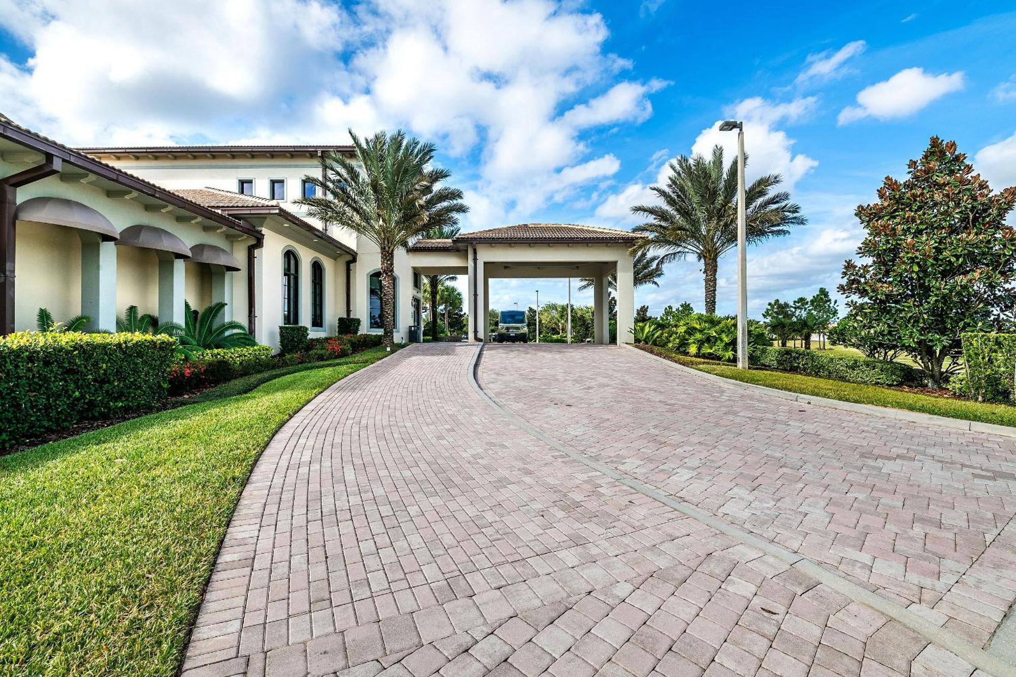 Stunning 5 Bedroom House Near